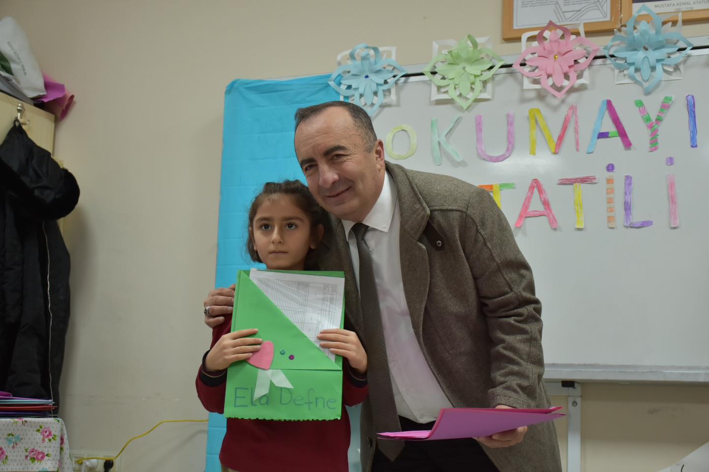 Karne Dağıtım Programında Öğrencilerimizin Sevincine Ortak Olduk post thumbnail image