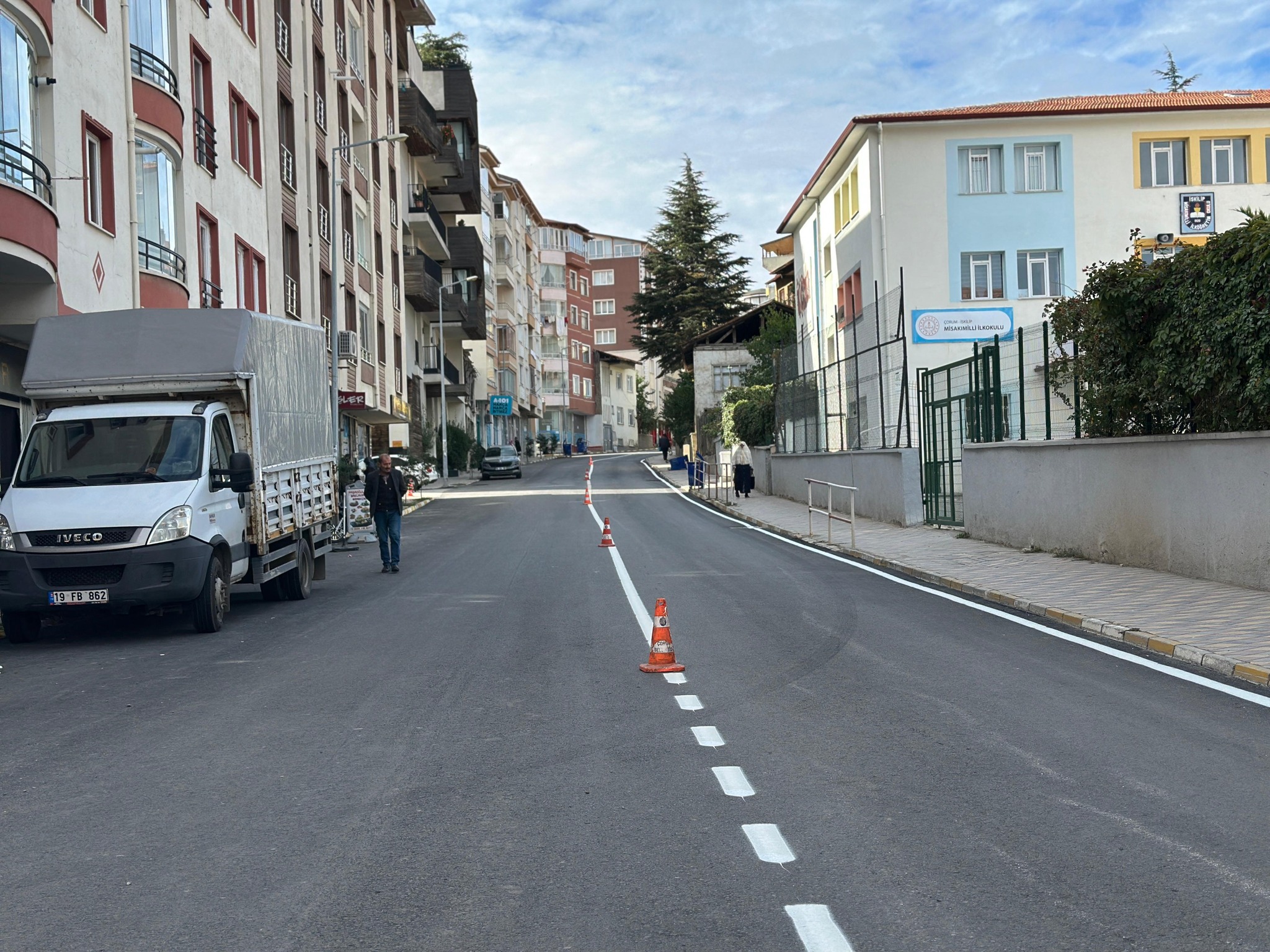 ASFALT YENİLEMESİ TAMAMLANAN CADDELERDE YOL ÇİZGİ ÇALIŞMALARI DEVAM EDİYOR post thumbnail image