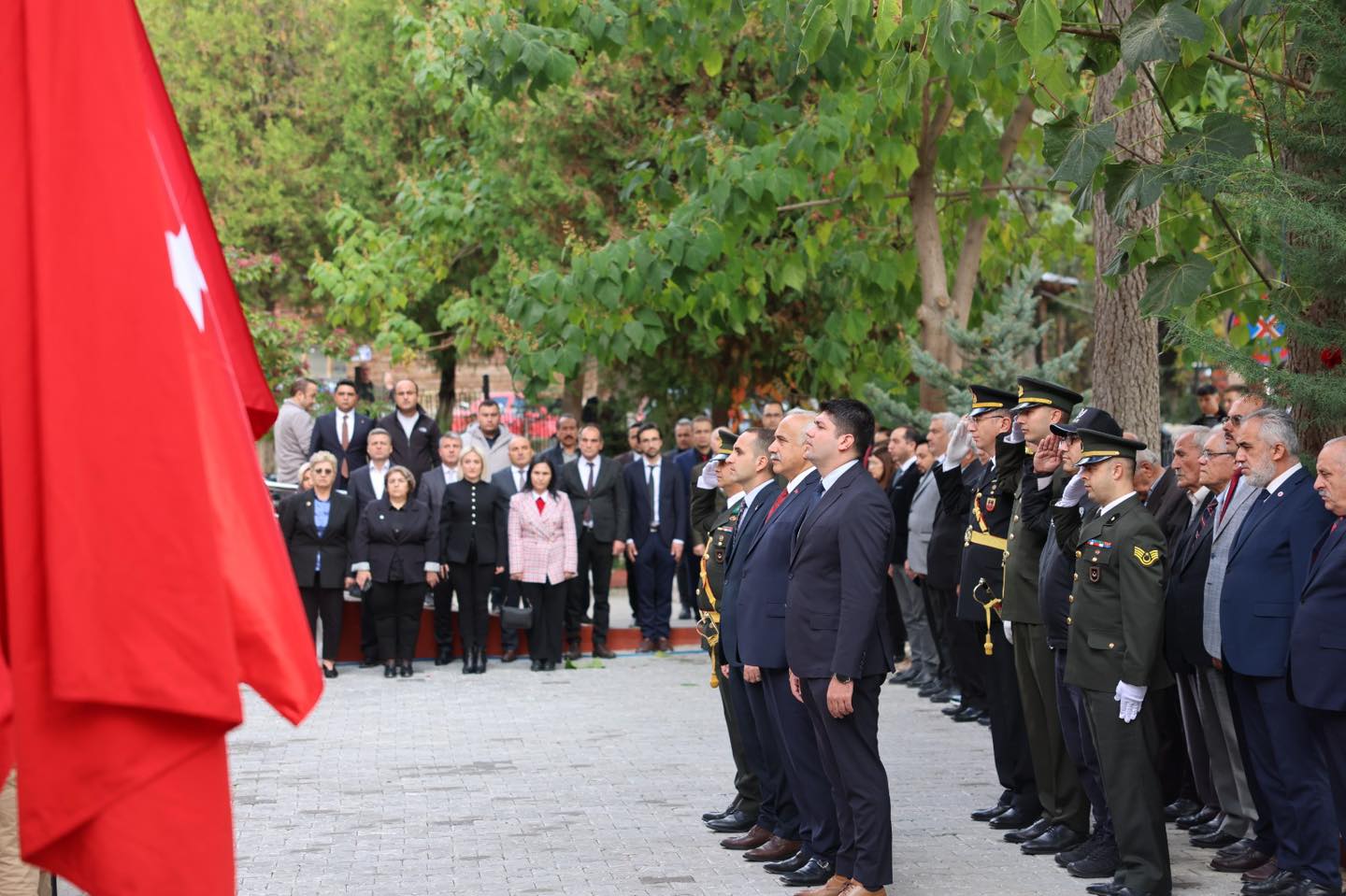 İskilip’te 29 Ekim Cumhuriyet Bayramı Çelenk Sunma Töreni Gerçekleştirildi post thumbnail image