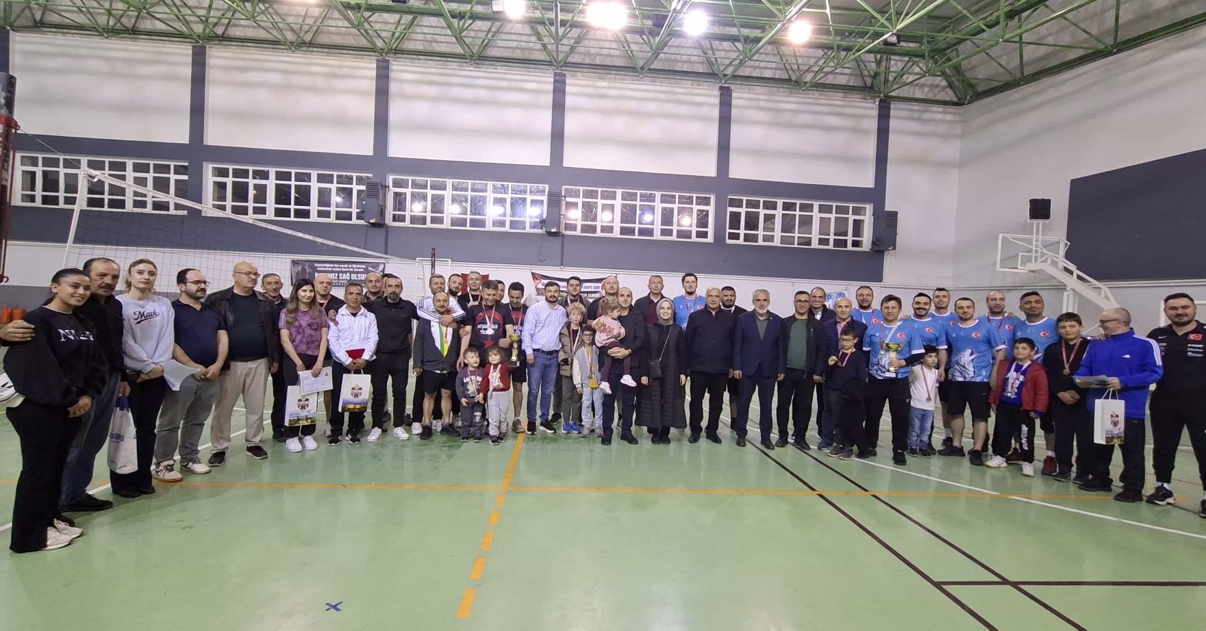 Şehit Kemal Arıkan Kapalı Spor Salonumuzda, İskilip Kaymakamlığı koordinesinde, Belediyemiz iş birliği ile İskilip Gençlik ve Spor İlçe Müdürlüğü tarafından organize edilen Voleybol Turnuvası’nın final müsabakasına Belediye Başkanımız Sayın İsmail Çizikci katıldı. post thumbnail image