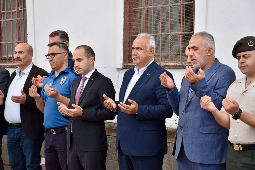 Belediye Başkanımız Sayın İsmail Çizikci, Kurban Bayramı programı kapsamında düzenlenen geleneksel arife duasına katılarak vatandaşlarımızla bir araya geldi, ardından aziz şehitlerimizin kabirlerini ziyaret etti. post thumbnail image