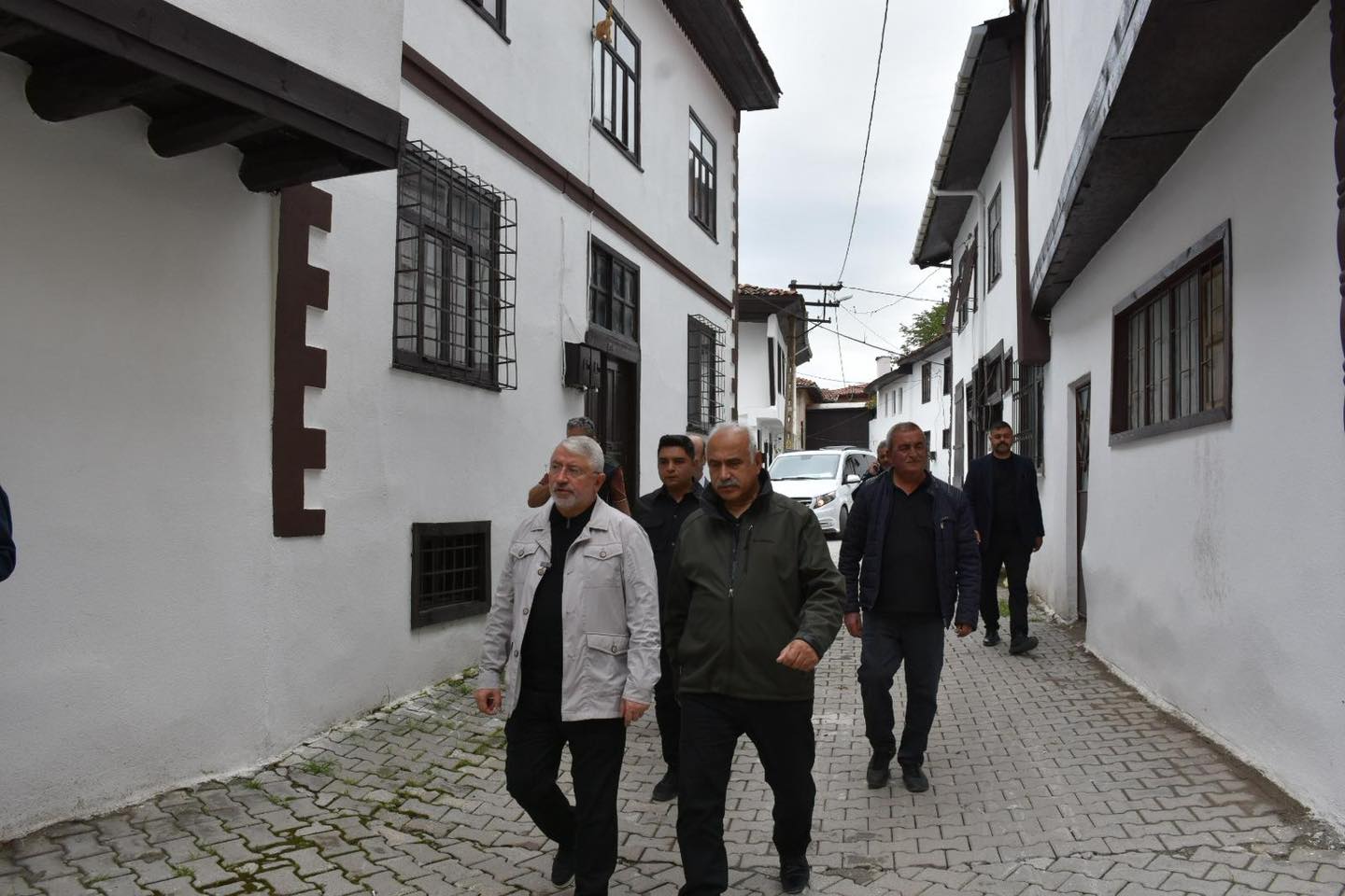 Şehrimizde meydana gelen kuvvetli yağış ve dolu afetinin ardından destek amacıyla İskilip’e gelen Çorum Belediye Başkanı Sayın Dr. Halil İbrahim Aşgın ve Çorum Belediye Başkan Yardımcısı Sayın Alper Zahir, Belediye Başkanımız Sayın İsmail Çizikci ile birlikte afetten etkilenen bölgelerde incelemelerde bulundu. post thumbnail image