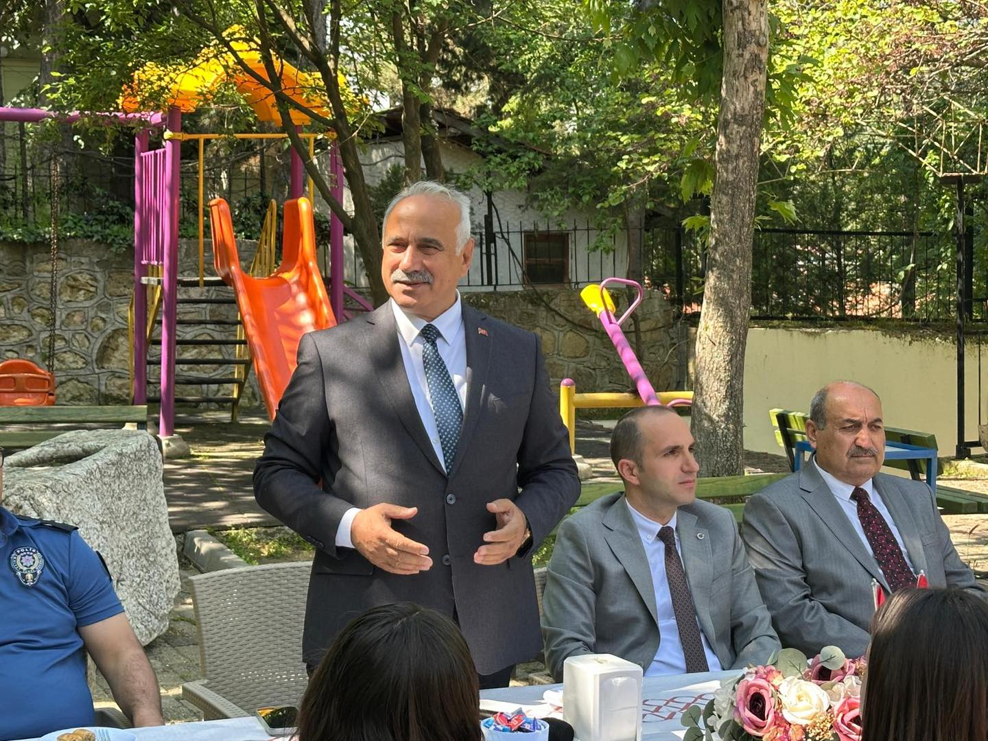Kurban Bayramı münasebetiyle Kaymakamlık tarafından Temenne Parkı Sosyal Tesisleri’nde düzenlenen bayramlaşma programında, protokol üyeleri ile vatandaşlar bir araya geldi. post thumbnail image
