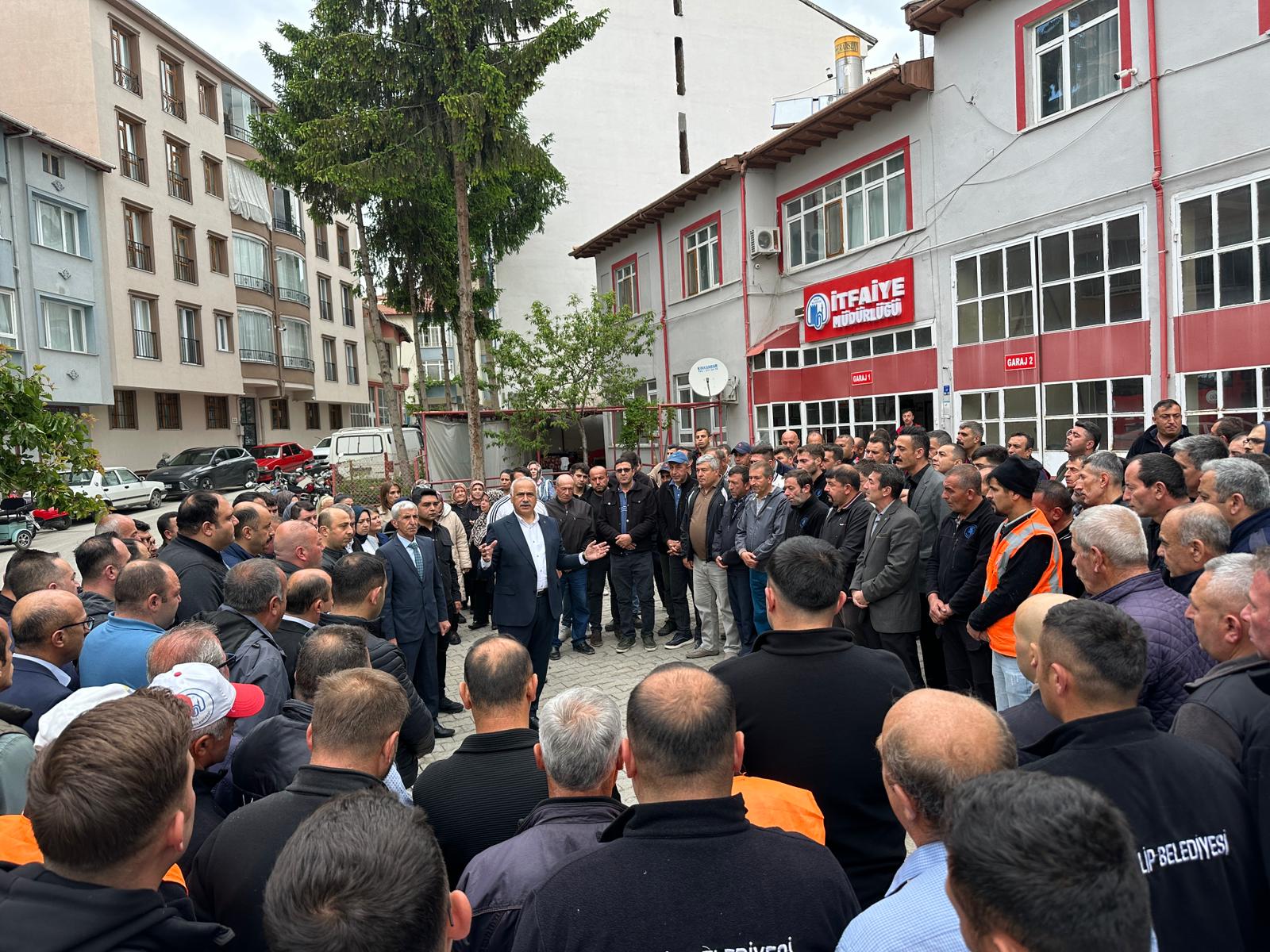 Kurban Bayramı sonrası Belediye Başkanımız Sayın İsmail Çizikci, Belediye Başkan Yardımcımız Sayın Mehmet Hazır ve Belediye Meclis Üyelerimiz, İtfaiye Müdürlüğümüz bahçesinde personelimizle bir araya gelerek bayramlaştı. post thumbnail image