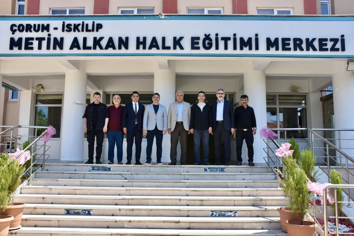 Belediye Başkanımız Sayın İsmail Çizikci, AK Parti İskilip İlçe Başkanı Sayın Mehmet Demirci ile birlikte İskilip Metin Alkan Halk Eğitim Merkezi tarafından düzenlenen Yıl Sonu Sergisi’ni ziyaret etti. post thumbnail image